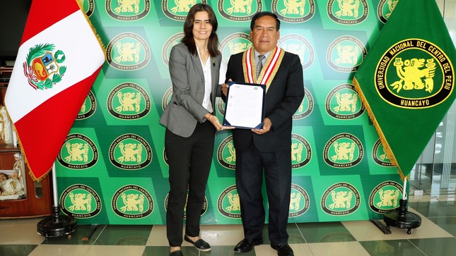 Directora de Coordinación y Planemaiento Estrategico del Ceplan, Daisy Heidinger y rector de la UNCP, Amador Vilcatoma