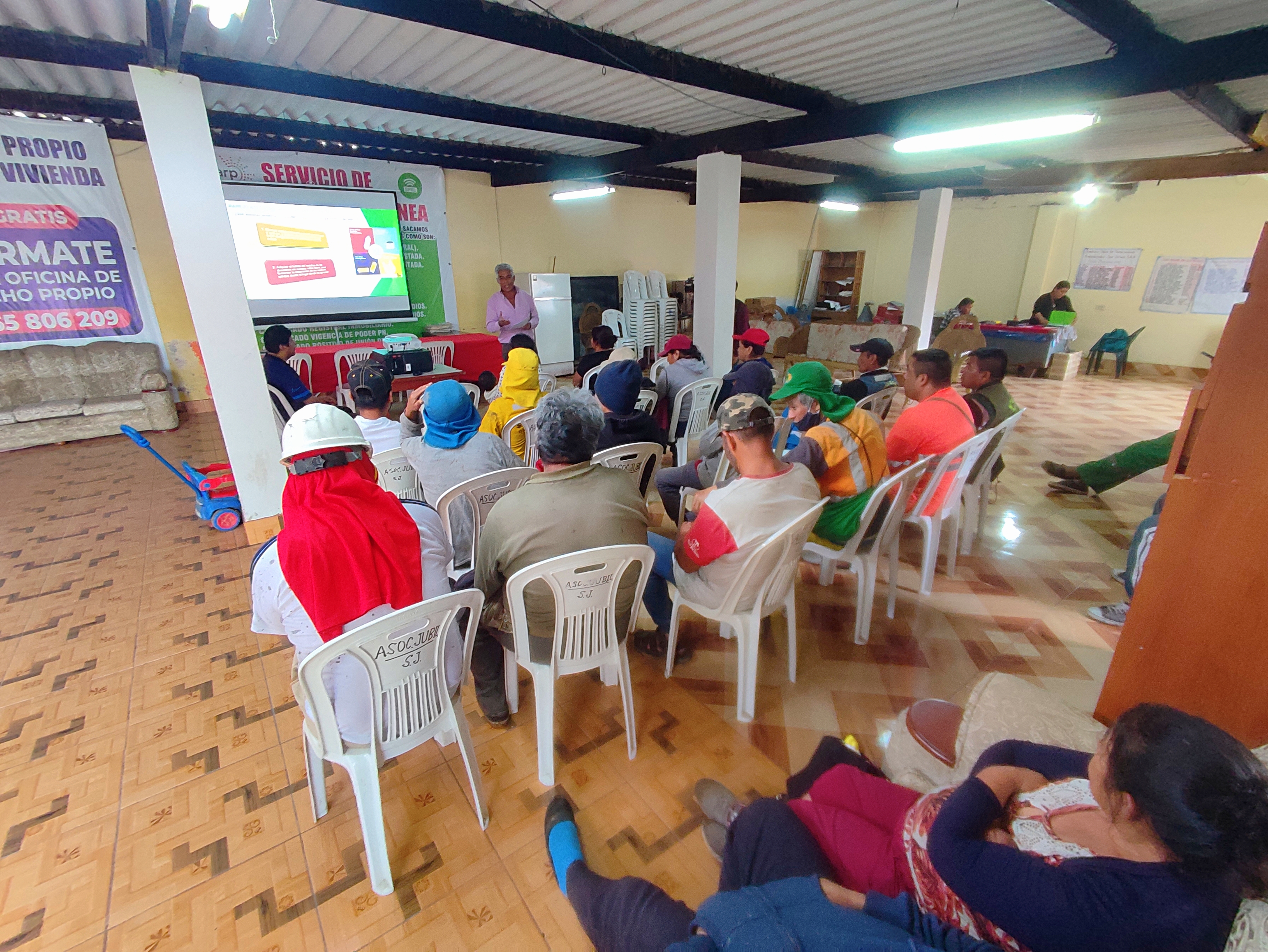 Imagen de trabajadores capacitándose sobre manejo de residuos sólidos