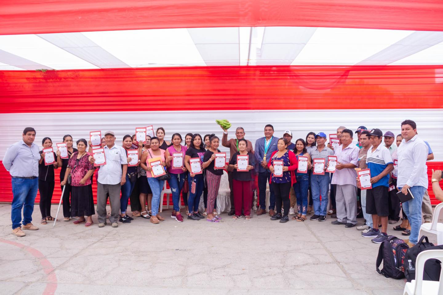 Alcalde Marlem Mogollón Participa De Entrega De Títulos En Querecotillo