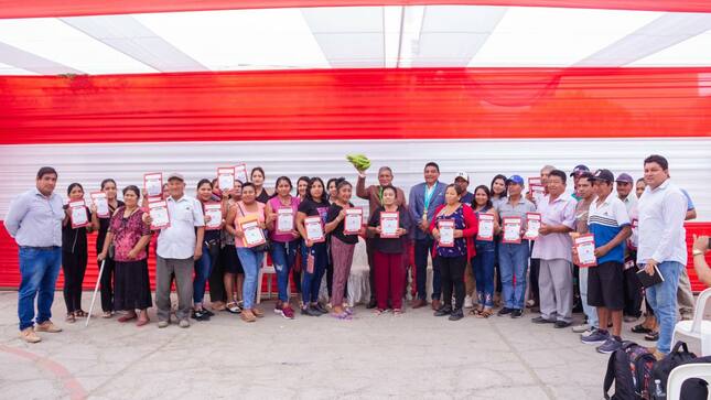 Alcalde Marlem Mogollón Participa De Entrega De Títulos En Querecotillo