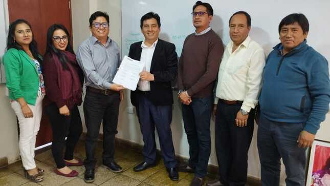 Foto grupal de funcionarios con el plan de trabajo