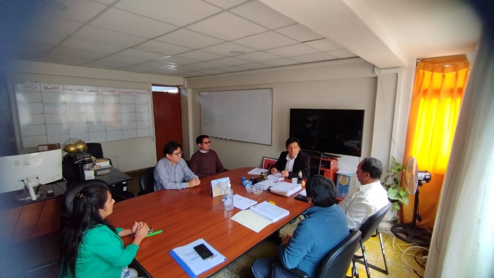 Foto de funcionarios en reunión