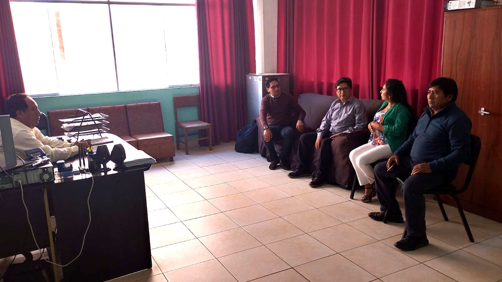Foto de funcionarios en reunión