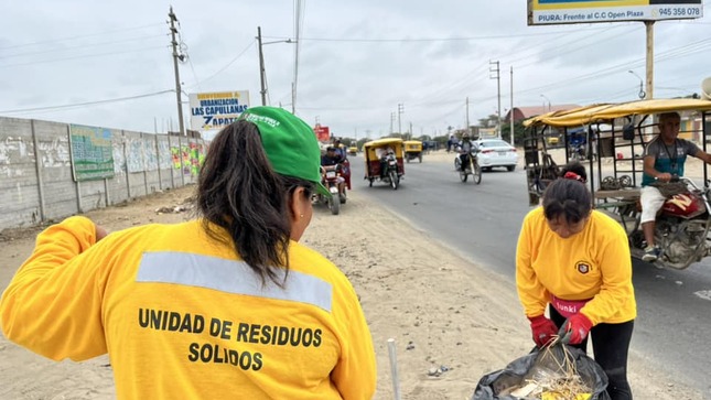  Se realiza operativo limpieza y desarenado  desde el Asilo San Francisco hasta Villa Primavera en la vía Sullana  Paita 