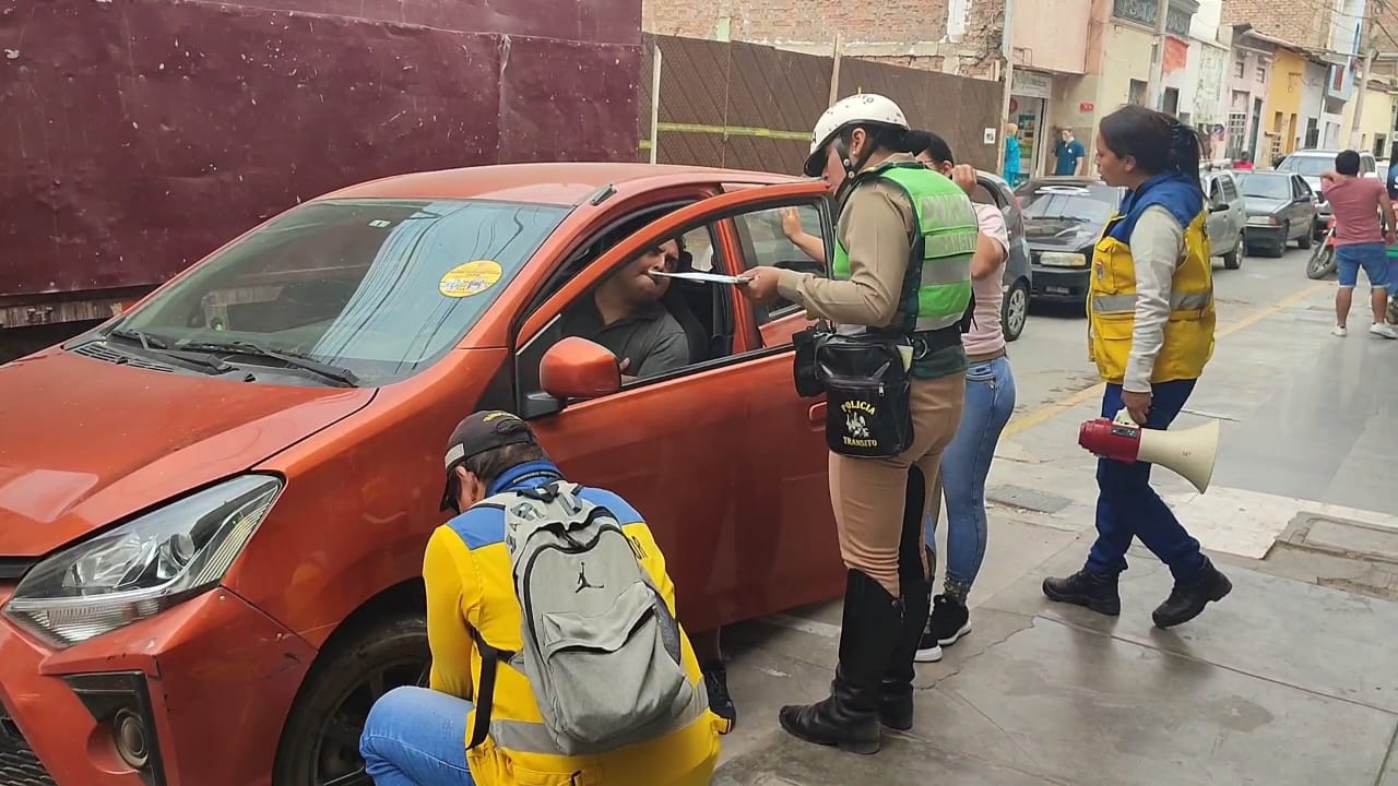 OPERATIVO DE TRANSPORTE A INFRACTORES EN LA VÍA PÚBLICA