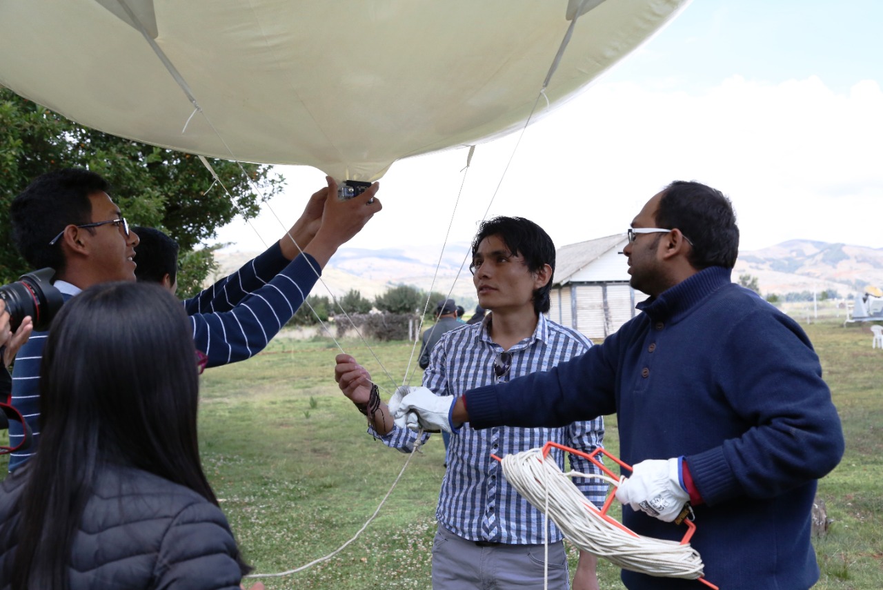 Dr. Shailendra Kumar realizando trabajo de campo en el Observatorio de  Huancayo del Instituto Geofísico del Perú.