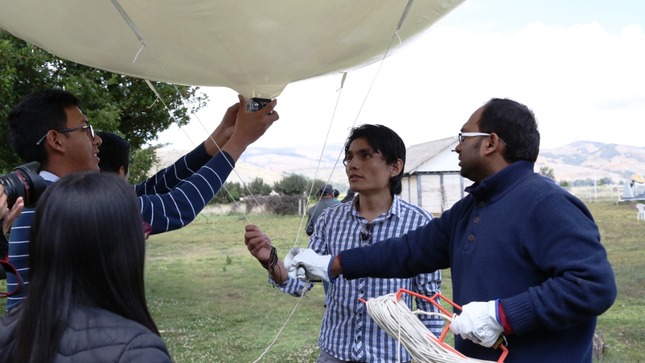 Dr. Shailendra Kumar realizando trabajo de campo en el Observatorio de  Huancayo del Instituto Geofísico del Perú.