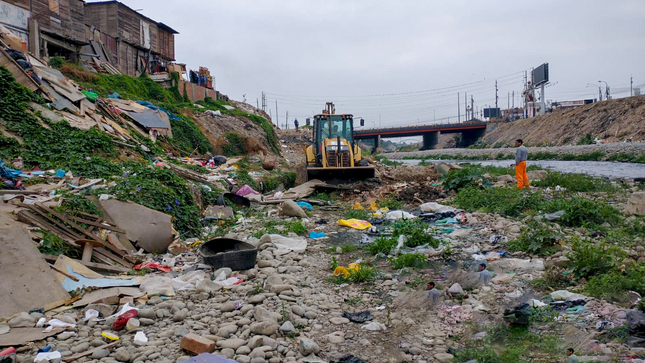 Llevamos maquinaria pesada y limpiamos toda la ribera del río Rímac.