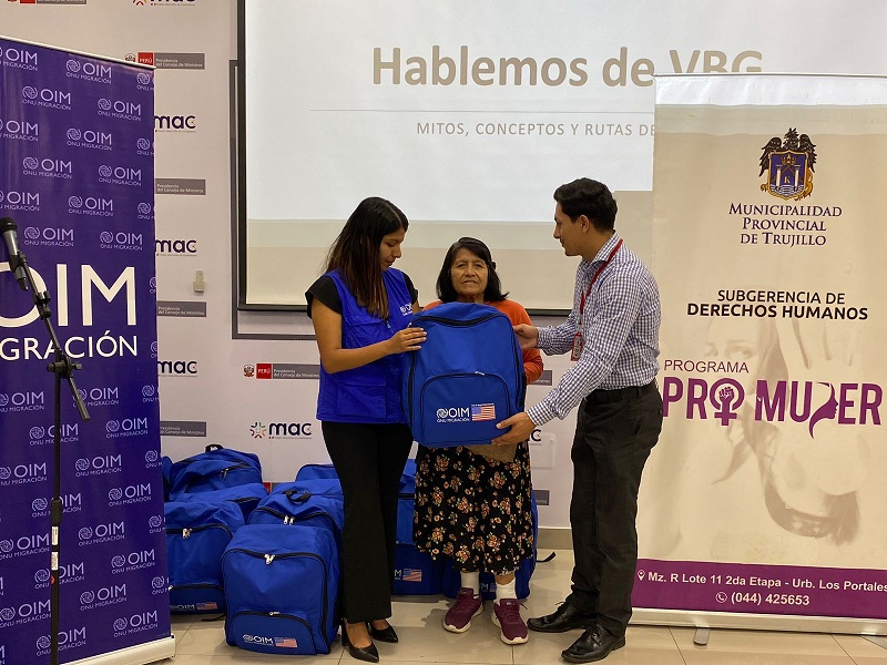 Durante esta actividad se entregaron 25 kits a participantes que fueron víctimas de violencia, los que contenían útiles de aseo personal y de salud.