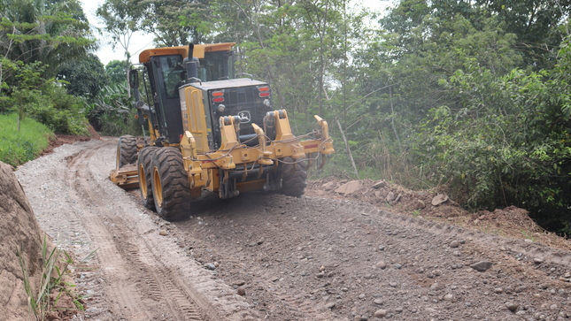trabajos de enripiado de la carretera 