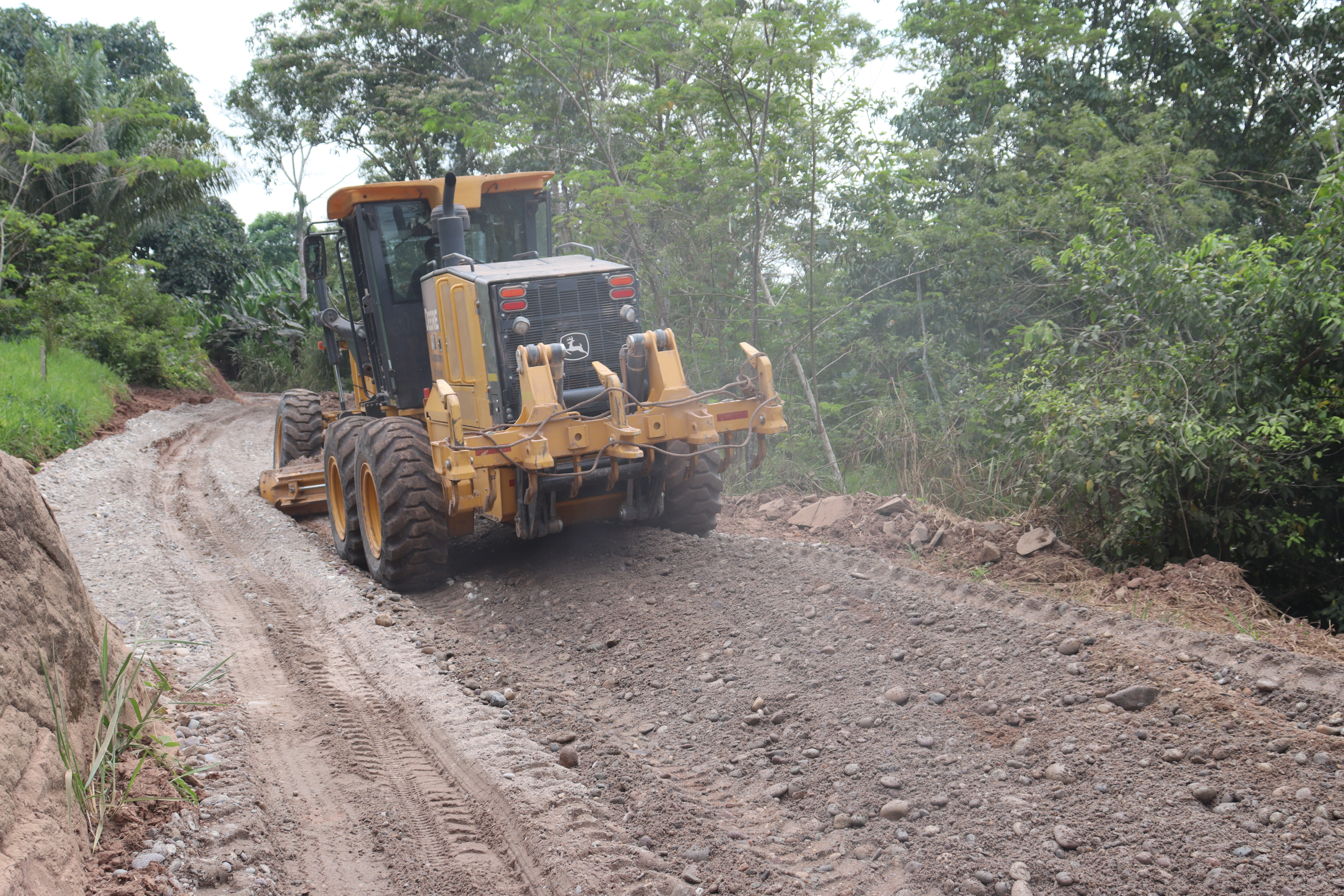 trabajos de enripiado de la carretera 