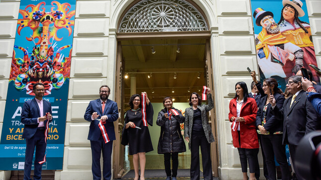 La ministra de Cultura, Leslie Urteaga, inauguró esta tarde la colección de arte tradicional y artesanía del Bicentenario
