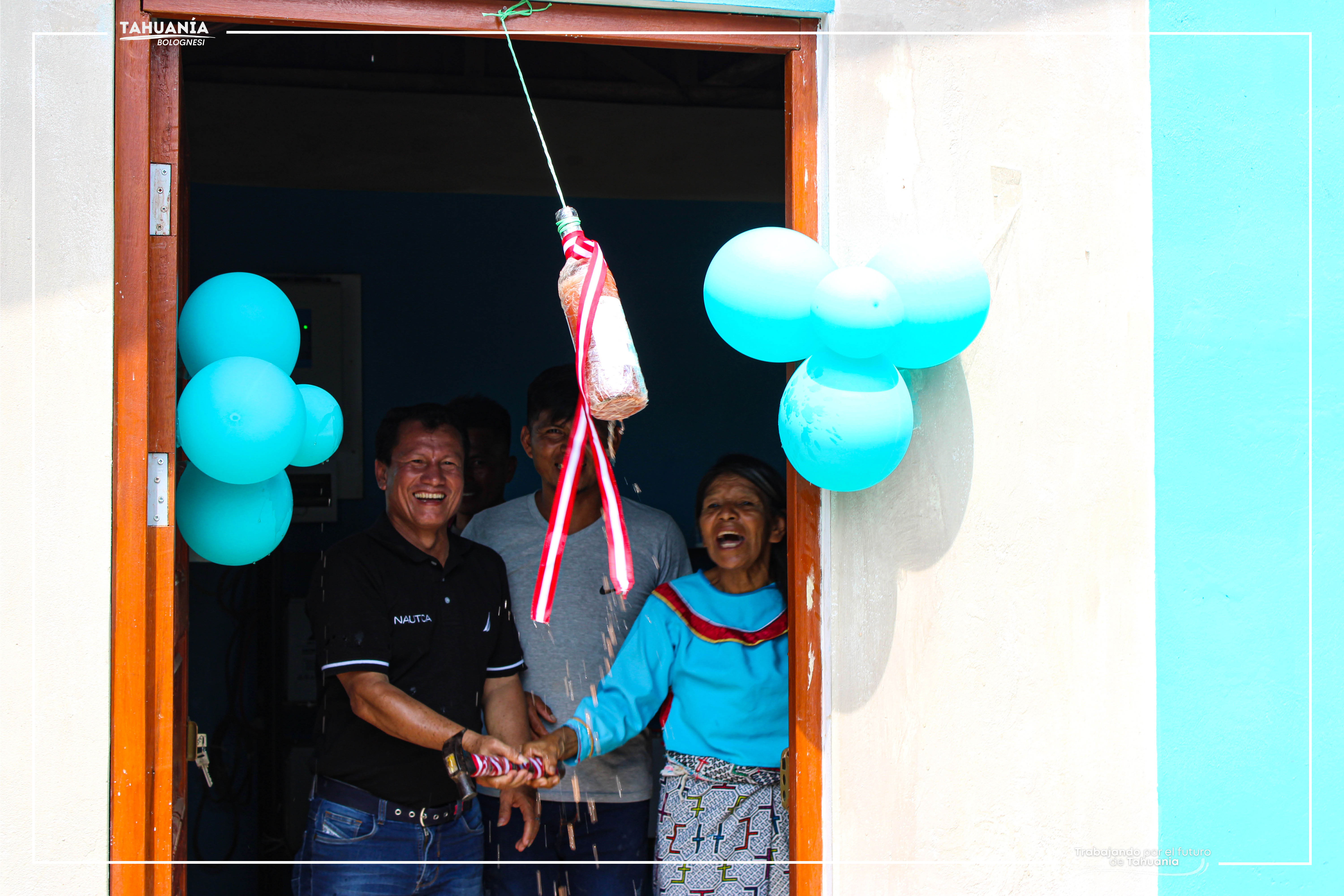 alcalde inaugurando agua potable