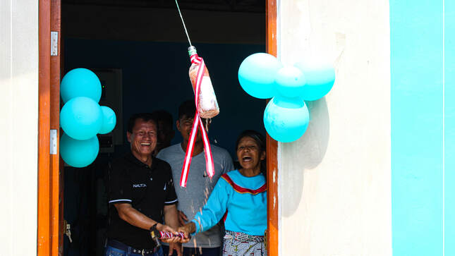 alcalde inaugurando agua potable