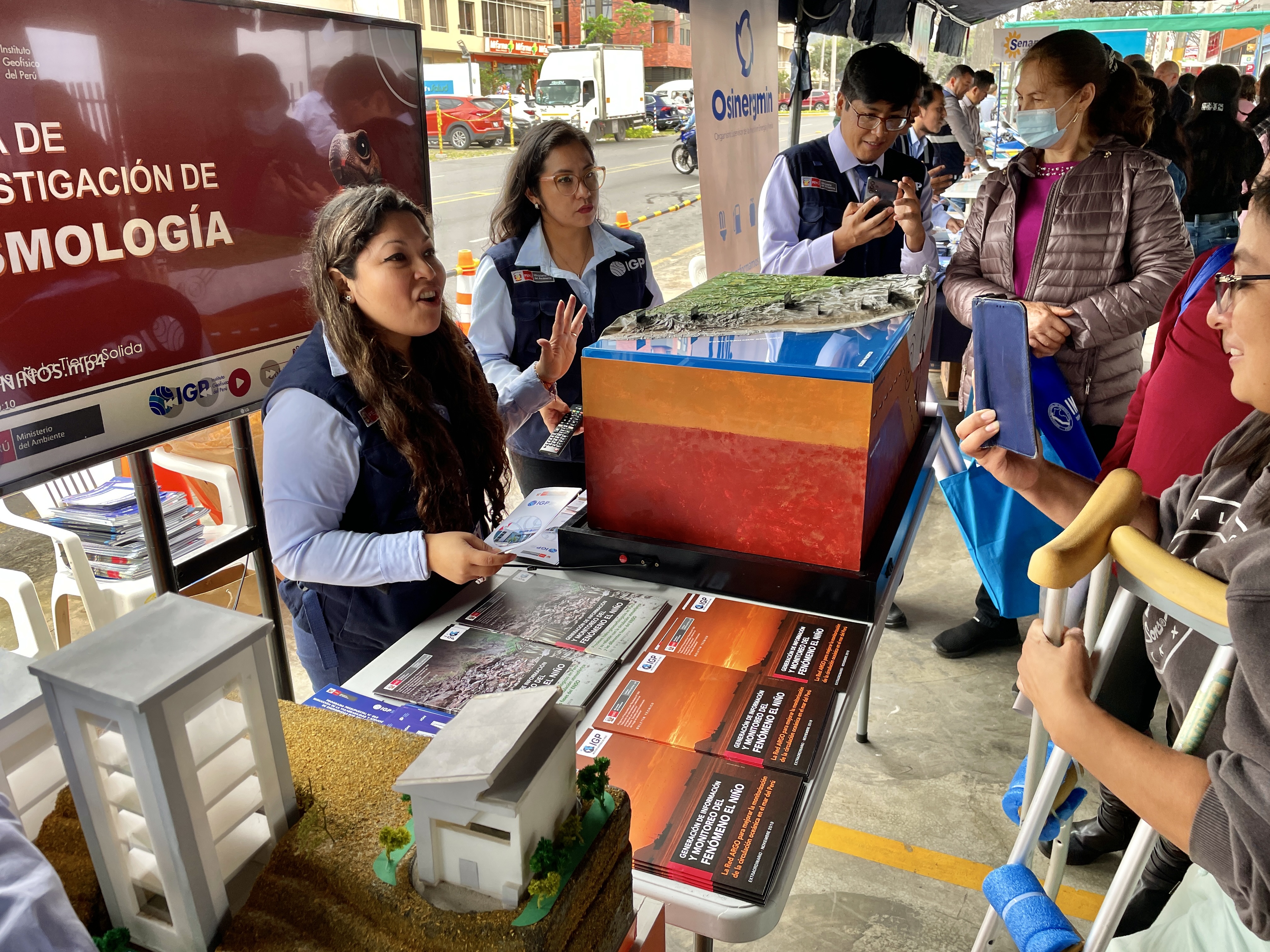 IGP capacita a personal de salud y público en general en feria sobre GRD 2