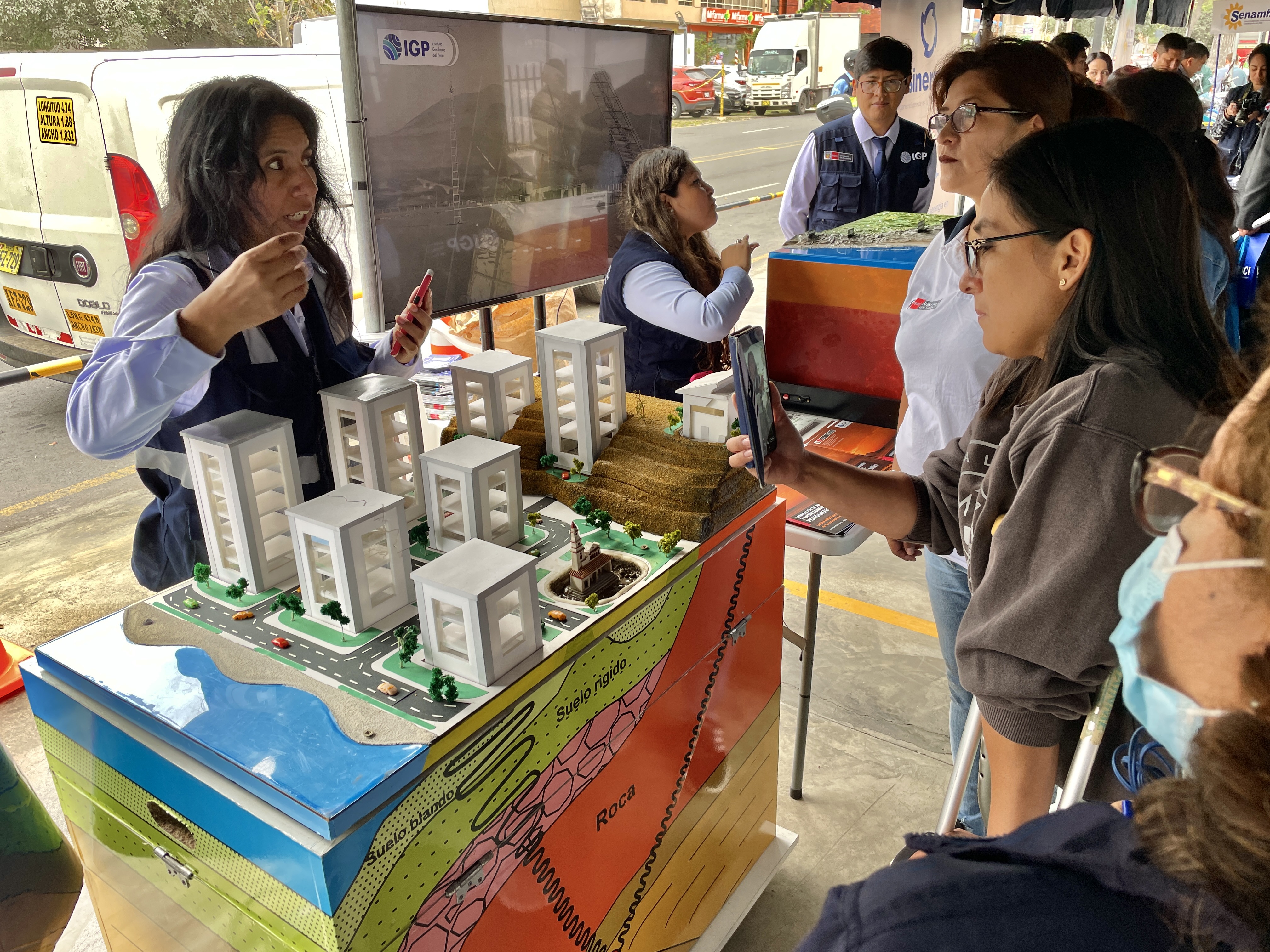 IGP capacita a personal de salud y público en general en feria sobre GRD 3