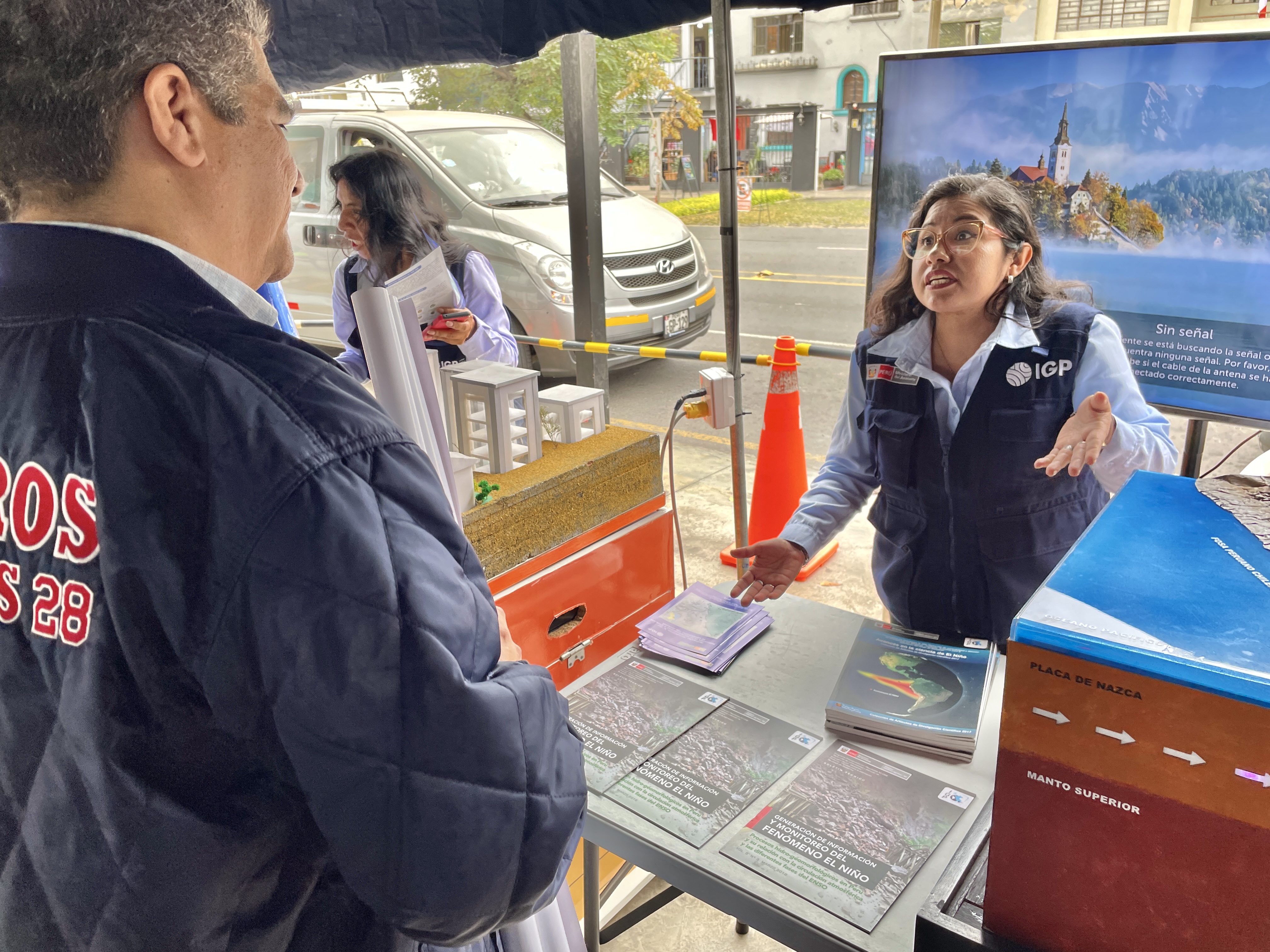 IGP capacita a personal de salud y público en general en feria sobre GRD 4