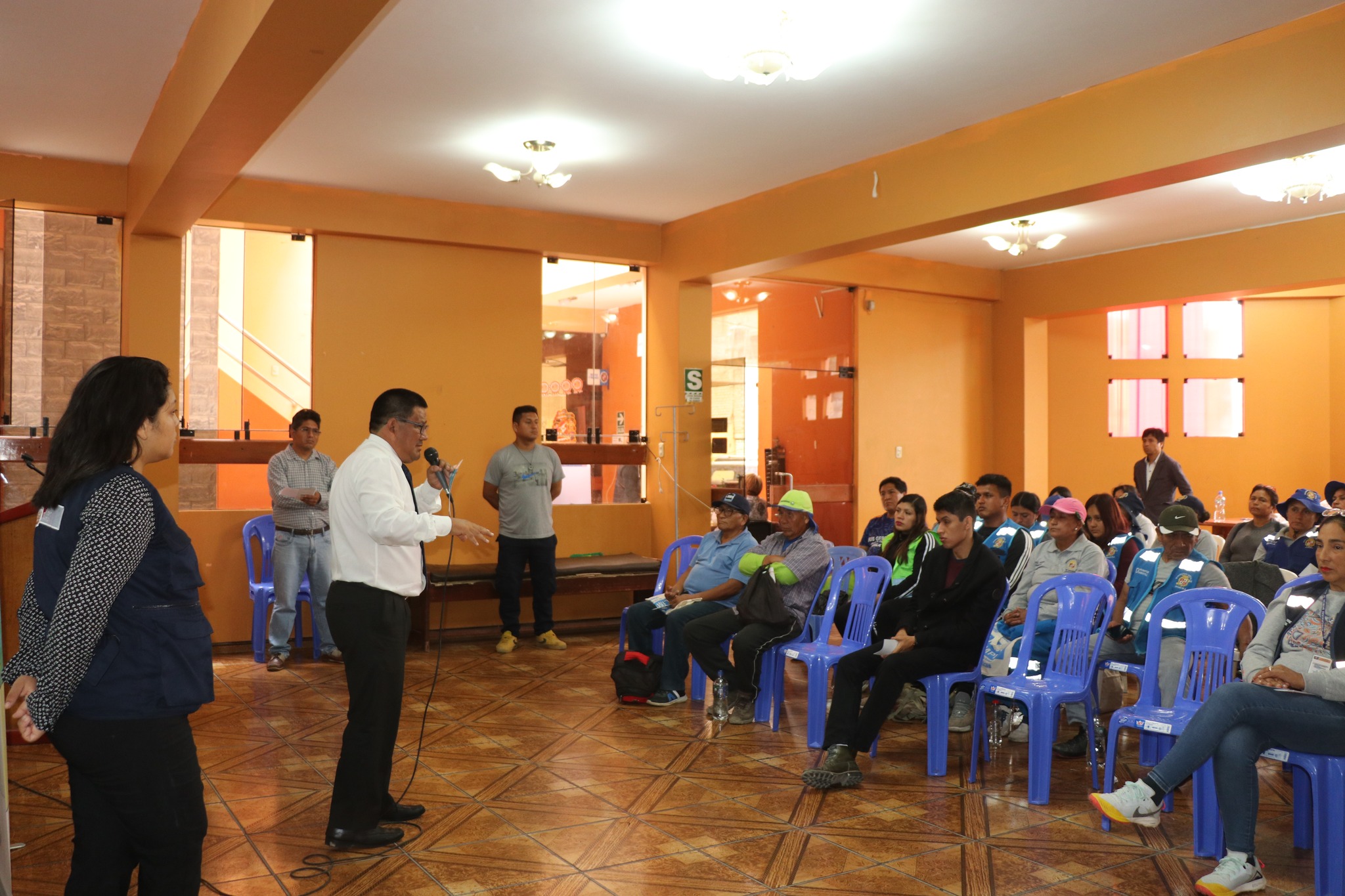 CAPACITAN A PERSONAL DE SERVICIOS PÚBLICOS SOBRE GESTIÓN INTEGRAL DE RESIDUOS SOLIDOS