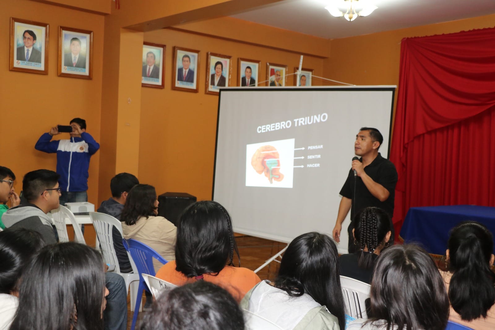MÁS DE 100 JÓVENES PARTICIPARON EN "LA CHARLA MOTIVACIONAL DEL ÉXITO” ORGANIZADO POR EL CEPRE HUAURA