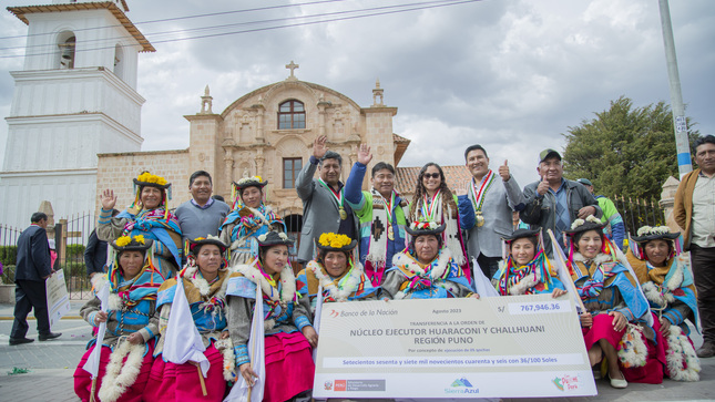 fotografía de la recepción de cheques