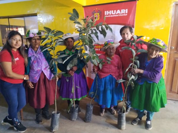 Impulsando el Bienestar Social de los adultos mayores del distrito de Ihuarí, se realiza un nuevo Taller de diálogo de Saberes Productivos
El 11 de agosto de 2023, la Municipalidad Distrital de Ihuarí a través de la Gerencia de Desarrollo Humano e Inclusión Social, ofreció a los adultos mayores una amena charla sobre cómo compartir experiencias, además de impulsarlos a salir de sus viviendas para aprender algo nuevo, o bien, disfrutar de muchas cosas que pueden realizar en esta etapa de su vida.
A su vez, los adultos mayores pudieron participar del emprendimiento de cultivos; asimismo se hizo entrega de semillas de paltas, hecho que agradecieron y dieron un valor especial por ser una actividad que disfrutan en su vida cotidiana.
Está ponencia, tiene como objetivo revalorar a los adultos mayores, respetando sus conocimientos y dándoles un importante espacio en su rol de portadores de Saberes Productivos.
Finalmente y bajo la dirección del Alcalde Lic. Elmer Calderón Carrasco, la cita se dió en el Palacio Municipal de Ihuarí, con el valioso aporte del Lic. Gustavo Manrique La Rosa del Programa Nacional Pensión 65 – MIDIS quien acompaño al equipo Municipal de la Mag. Karina Loarte, líder de la actividad.
#MunicipalidadDistritalIhuarí
#IhuaríFuturoDeTodos
#ElmerCalderónCarrasco
#TrabajamosPorTi