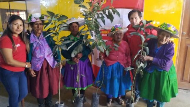 Impulsando el  Bienestar Social de los adultos mayores del distrito de Ihuarí, se realiza un nuevo Taller de diálogo de Saberes Productivos
El 11 de agosto de 2023, la Municipalidad Distrital de Ihuarí a través de la Gerencia de Desarrollo Humano e Inclusión Social, ofreció a los adultos mayores una amena charla sobre cómo compartir experiencias, además de impulsarlos a salir de sus viviendas para aprender algo nuevo, o bien, disfrutar de muchas cosas que pueden realizar en esta etapa de su vida. 
A su vez, los adultos mayores pudieron participar del emprendimiento de cultivos; asimismo se hizo entrega de semillas de paltas, hecho que agradecieron y dieron un valor especial por ser una actividad que disfrutan en su vida cotidiana. 
Está ponencia, tiene como objetivo revalorar a los adultos mayores, respetando sus conocimientos y dándoles un importante espacio en su rol de portadores de Saberes Productivos. 
Finalmente y bajo la dirección del Alcalde Lic. Elmer Calderón Carrasco, la cita se dió en el Palacio Municipal de Ihuarí, con el valioso aporte del Lic. Gustavo Manrique La Rosa del Programa Nacional Pensión 65 – MIDIS quien acompaño al equipo Municipal de la Mag. Karina Loarte, líder de la actividad. 
#MunicipalidadDistritalIhuarí
#IhuaríFuturoDeTodos
#ElmerCalderónCarrasco
#TrabajamosPorTi