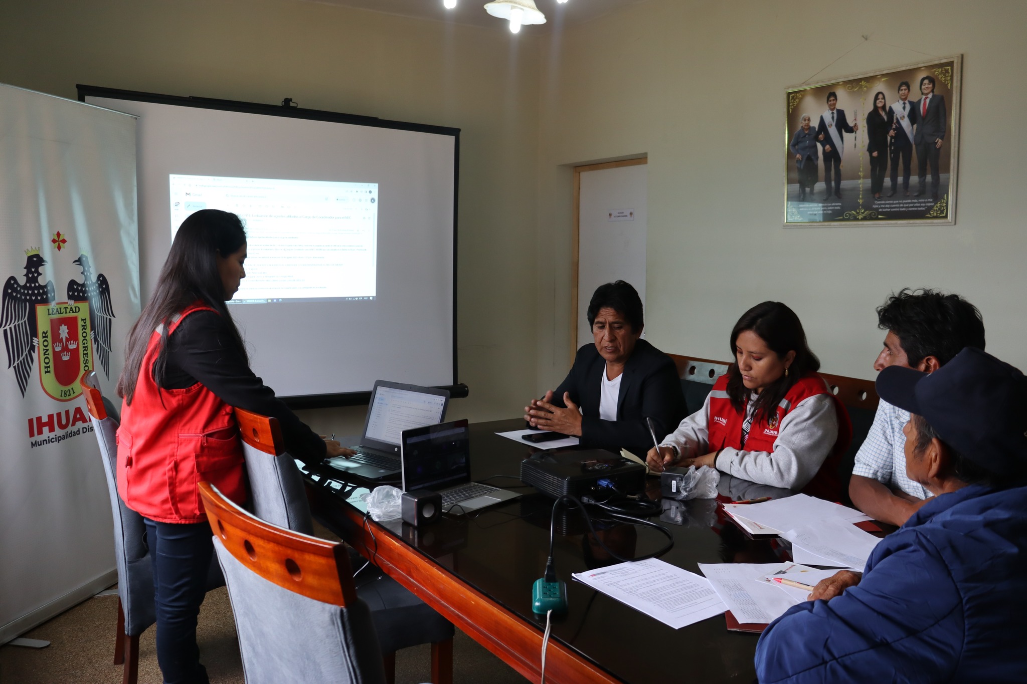 𝗘𝗹𝗲𝗰𝗰𝗶𝗼́𝗻 𝗱𝗲 𝗔𝗴𝗲𝗻𝘁𝗲 𝗖𝗼𝗼𝗿𝗱𝗶𝗻𝗮𝗱𝗼𝗿 𝗜𝗵𝘂𝗮𝗿𝗶́ - 𝗡𝗘𝗖 - 𝗙𝗢𝗡𝗖𝗢𝗗𝗘𝗦
El 09 de agosto, en las oficina de enlace Huaral de la Municipalidad Distrital de Ihuarí, se llevó a cabo la selección de la terna de agentes afiliados y elección del agente que en adelante se desempeñará como Coordinador del NEC para el NEC Ihuarí. 
Señalar que en la evaluación se convocó a todos los participantes y  con los asistentes presentes, el agente elegido según deliberación se destacó al señor : 
Atilio Ramón Zarate Sotelo 
Coordinador del NEC
En calidad de conformidad suscriben: 
Guillermo Hirmar Carrasco Rojas 
Presidente del Núcleo Ejecutor Central 
Bernardino Alejandro Huamán Fernández 
Tesorero del Núcleo Ejecutor Central 
Kelly Vega Gonzales 
Veedora y representante de FONCODES UT Lima 
Delsy Flores Bonifaz 
Veedora y representante de la Municipalidad Distrital de Ihuarí
¿Qué es el NEC en Foncodes?
El Órgano Representativo del Núcleo Ejecutor Central –NEC, está conformada por 4 integrantes, el Presidente, Secretario, tesorero y fiscal quienes han sido elegidos en forma participativa y democrática en asamblea general por los integrantes representantes de los Núcleos Ejecutores.
#MunicipalidadDistritalIhuarí
#IhuaríFuturoDeTodos
#ElmerCalderónCarrasco
#TrabajamosPorTi