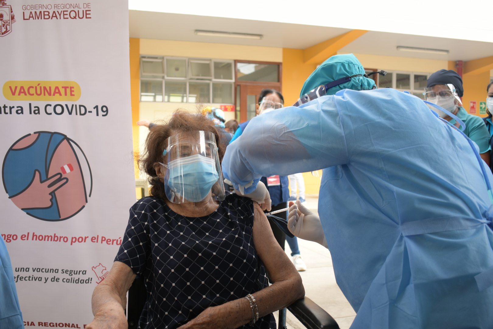 Autoridades de salud exhortan seguir vacunándose contra la COVID-19