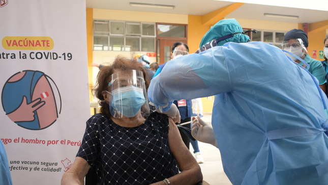 Autoridades de salud exhortan seguir vacunándose contra la COVID-19