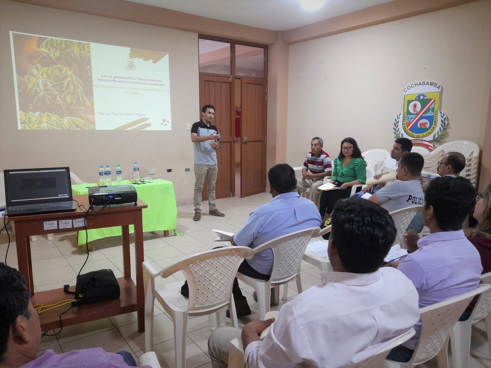 Autoridades locales del distrito se reunen para coordinar ordenamiento de comerciantes del Mercado de Abastos