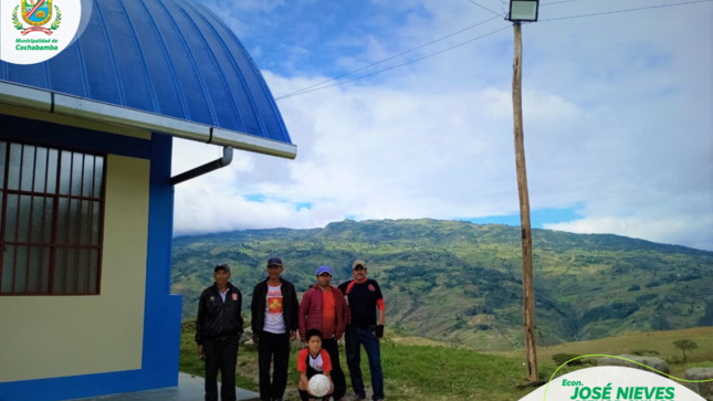 Instalación de reflectores led en campo deportivo de Mamaruribamba Alto