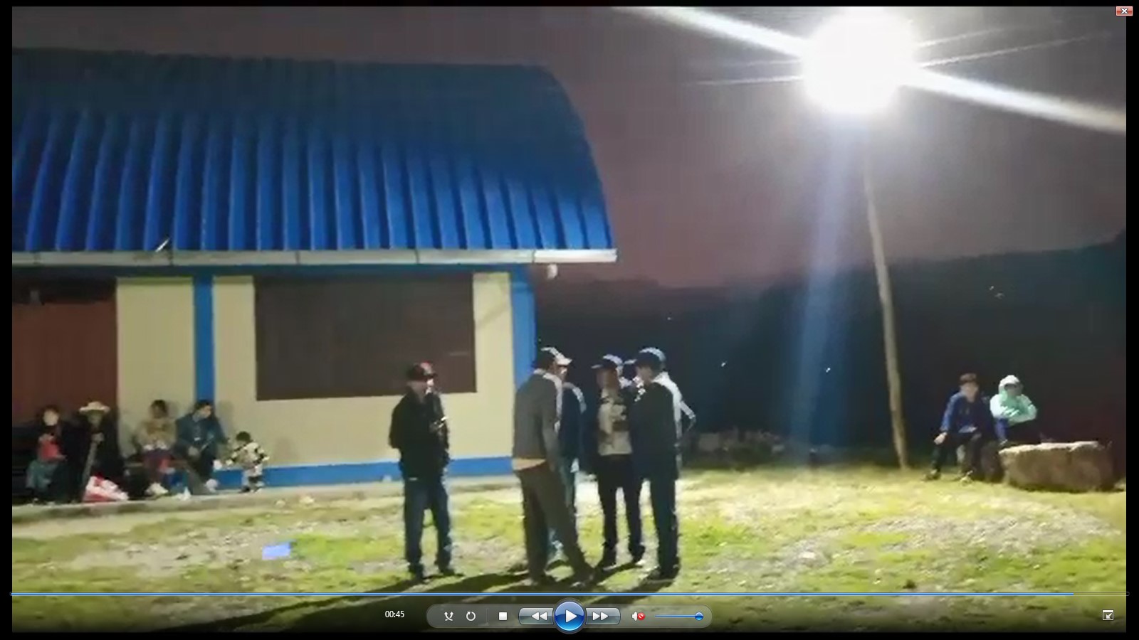 Instalación de reflectores led en campo deportivo de Mamaruribamba Alto