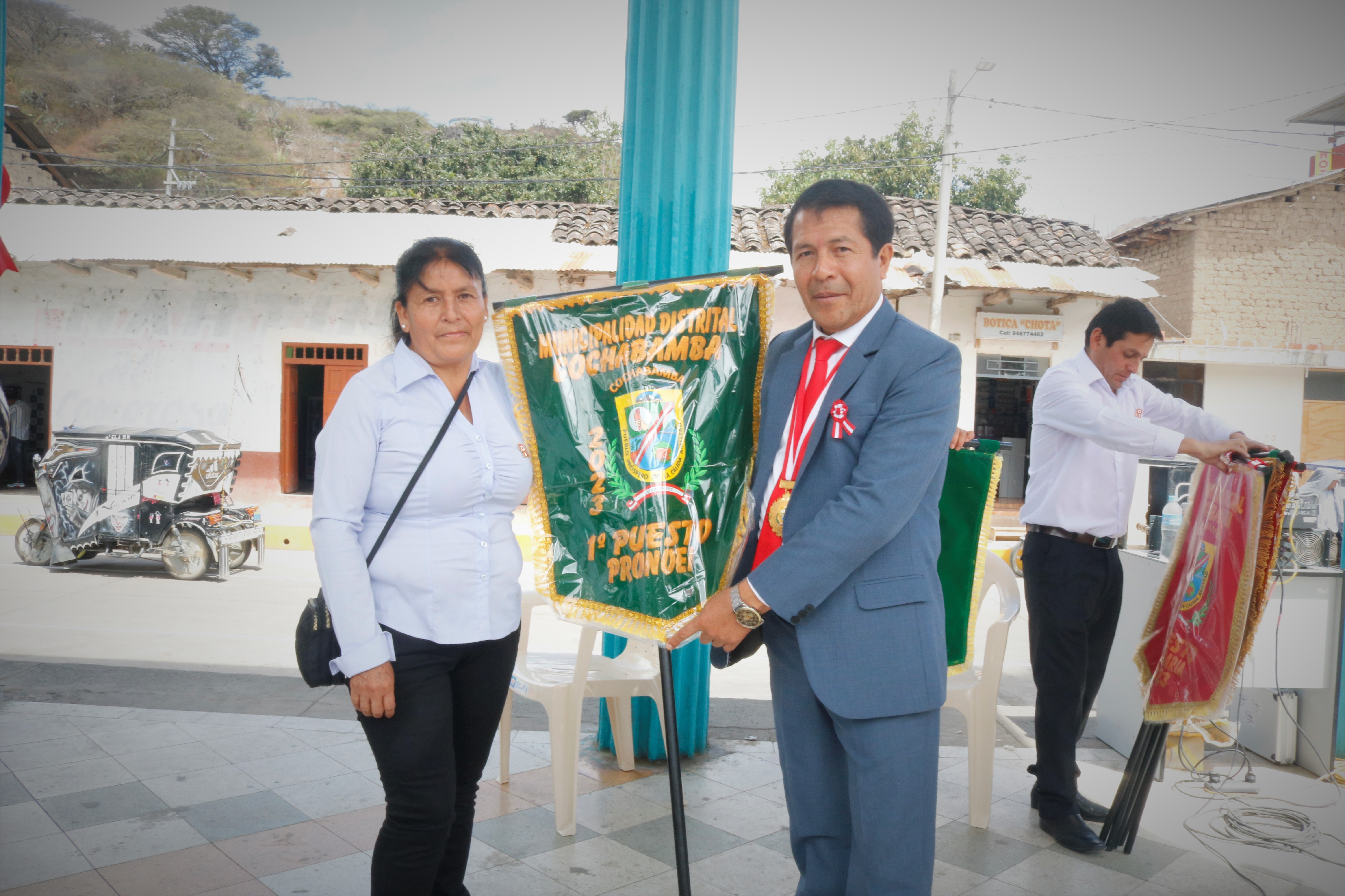 Alcalde de Cochabamba entregando los gallardetes a las instituciones ganadoras.