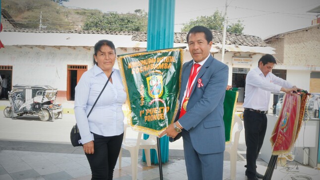 Alcalde de Cochabamba entregando los gallardetes a las instituciones ganadoras.