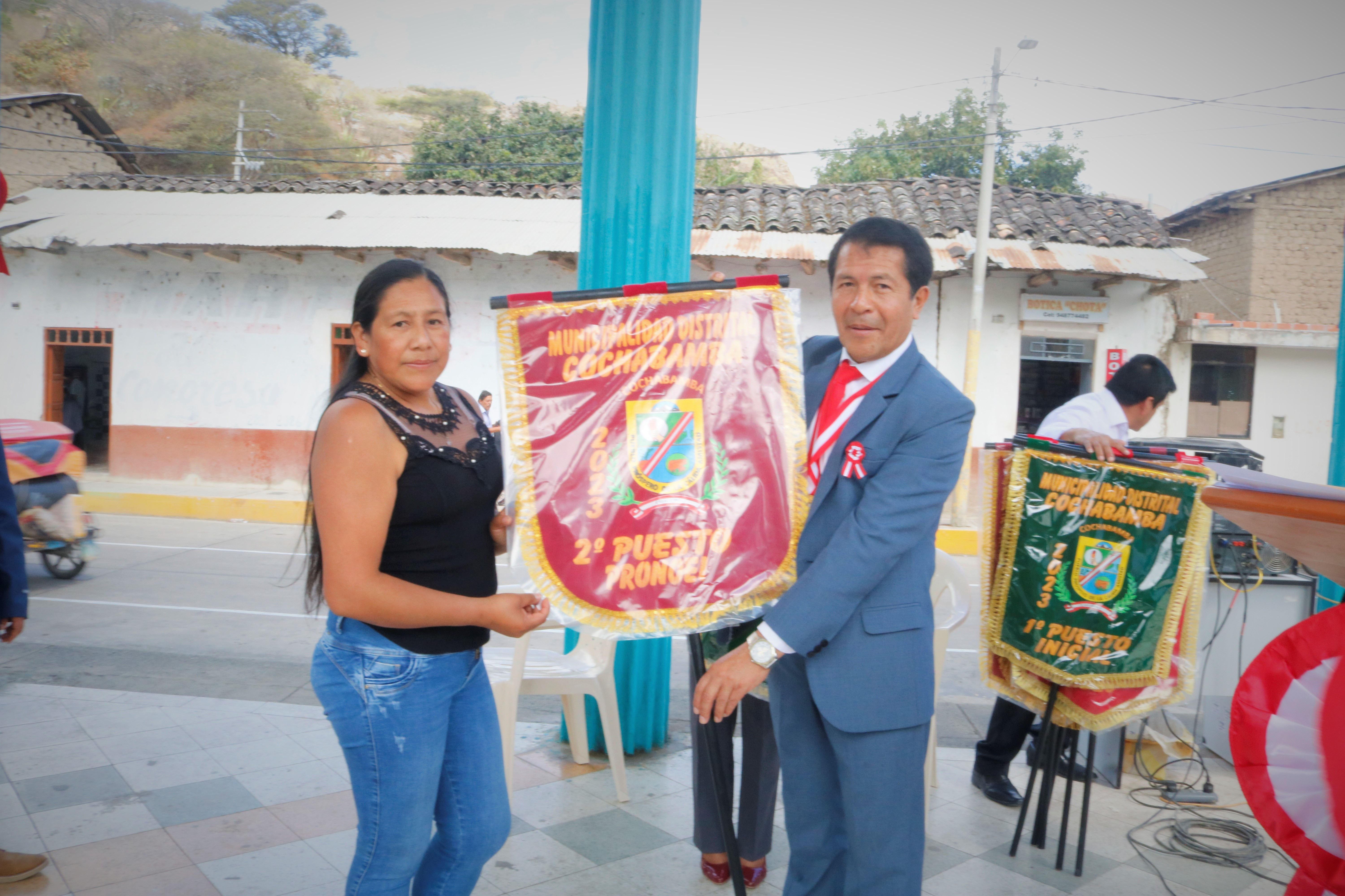 Alcalde de Cochabamba entregando los gallardetes a las instituciones ganadoras.