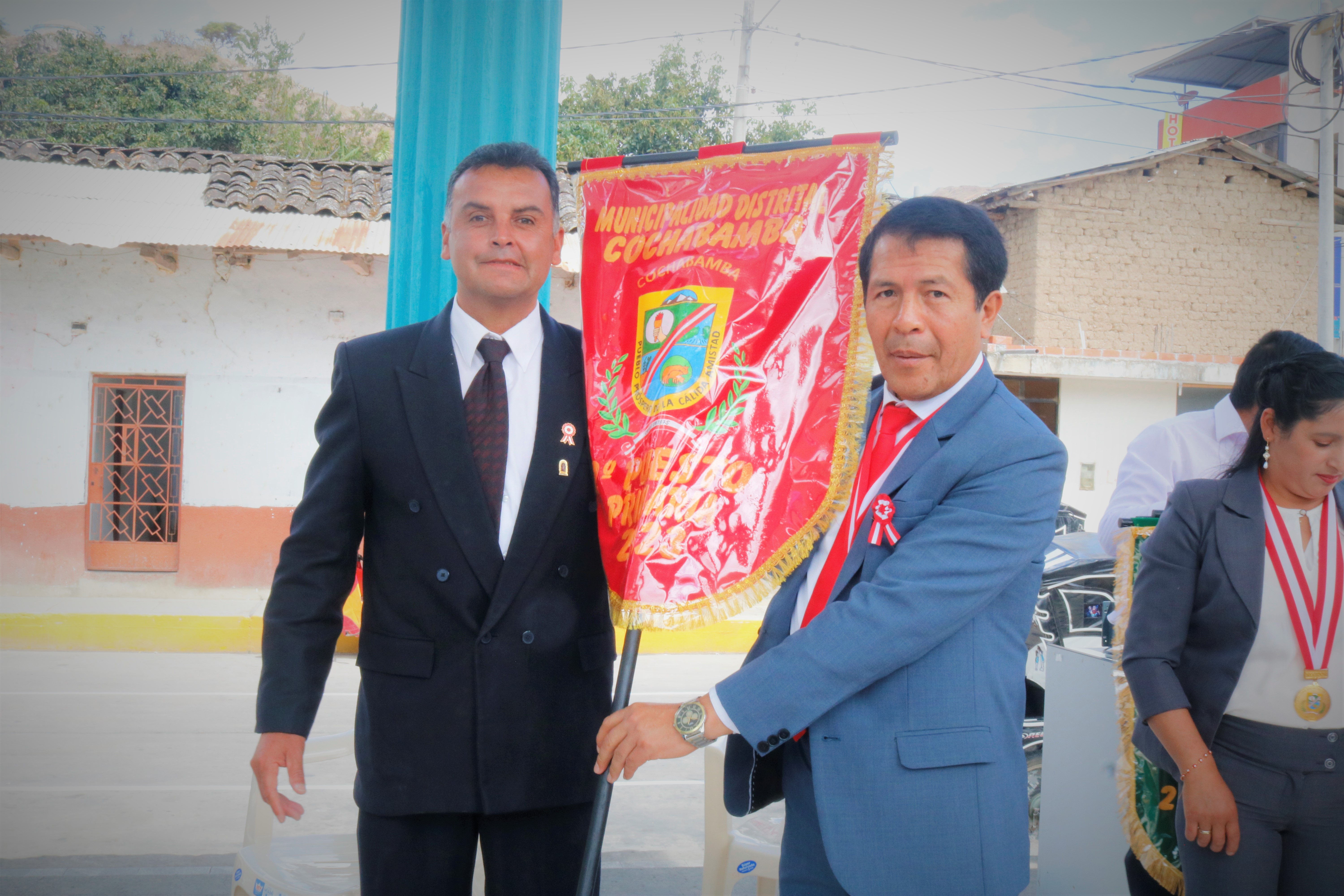 Alcalde de Cochabamba entregando los gallardetes a las instituciones ganadoras.