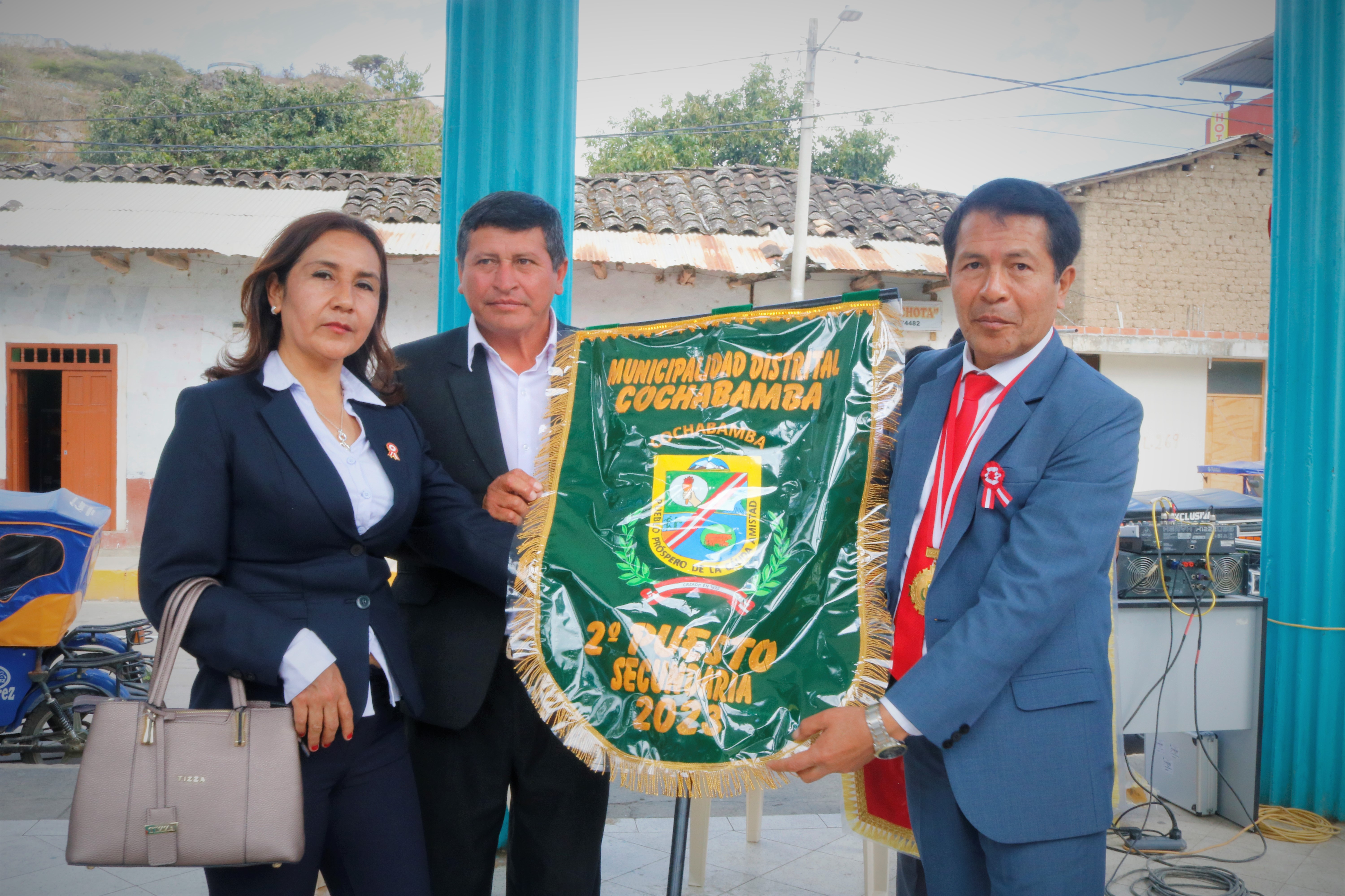 Alcalde de Cochabamba entregando los gallardetes a las instituciones ganadoras.