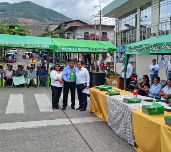 Municipalidad provincial hizo entrega de 260 títulos de propiedad a vecinos de tres APV del cono sur de Quillabamba