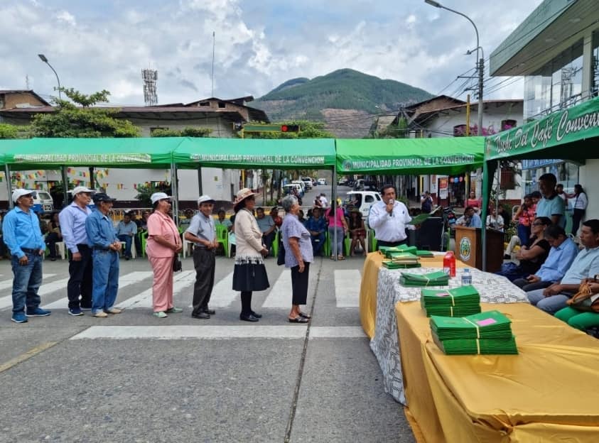 Municipalidad provincial hizo entrega de 260 títulos de propiedad a vecinos de tres APV del cono sur de Quillabamba