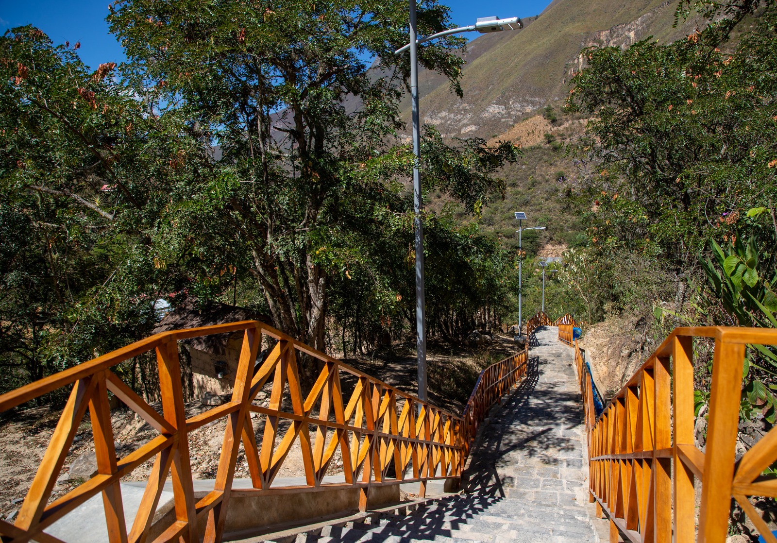 Esta intervención incluye la construcción de una escalinata que conecta a Tingo Alto con Bajo Tingo