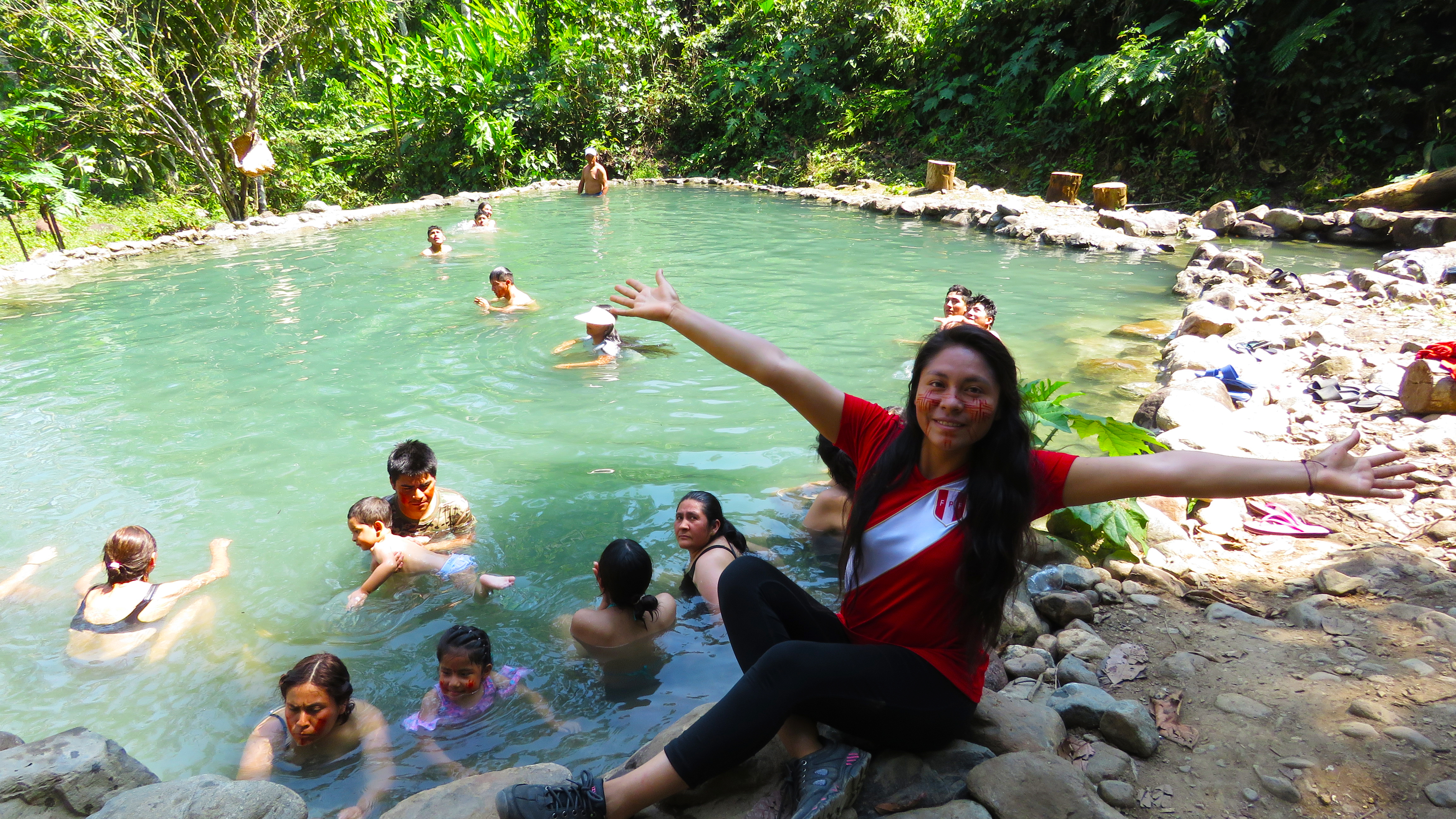 Turistas en aguas termales