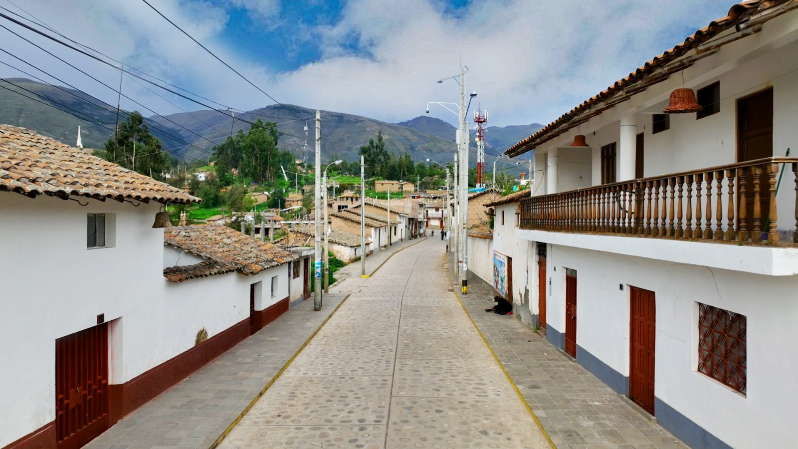 Plan COPESCO Nacional aprobó el expediente técnico que permitirá mejorar las redes eléctricas y alumbrado público de 30 cuadras en el distrito de Quinua - Ayacucho.
