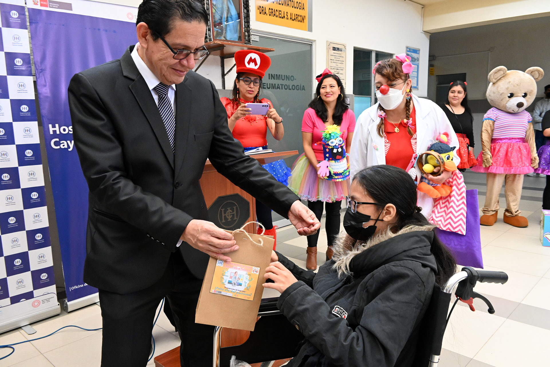 Director entregando regalos