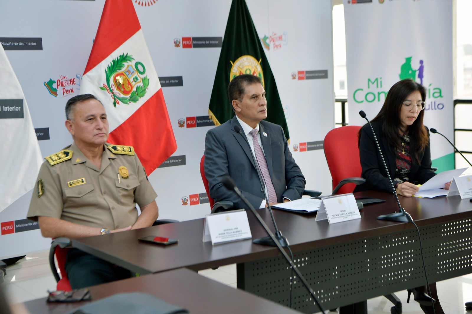 El Ministerio del Interior (Mininter) presentó la séptima edición del concurso nacional “Mi comisaría, mi orgullo”, con el objetivo de premiar las iniciativas que promueven la atención de calidad y la cultura de acercamiento al ciudadano en todas las comisarías del país.
Este año el concurso está orientado a reconocer las acciones innovadoras y las buenas prácticas que las comisarías implementen para optimizar sus múltiples servicios y mejorar la atención policial al público, así como las que fomenten la prevención de la violencia contra la mujer e integrantes del grupo familiar.
Durante la ceremonia de lanzamiento de la nueva edición del concurso, el viceministro de Seguridad Pública, Héctor Loayza, agradeció a Interbank por promover este tipo de iniciativas y comprometerse con la labor policial desde el año 2017. En esa línea, destacó el importante rol que cumplen las comisarías en el ámbito nacional, como primer puente de contacto entre la ciudadanía y la Policía Nacional del Perú (PNP)
“Mi saludo a todos los efectivos y a cada uno de los comisarios del Perú que cumplen una labor fundamental en estas unidades policiales y que representan muchas veces la esperanza moral, emocional y hasta de vida para la población”, manifestó el viceministro tras indicar que el concurso representa también un incentivo para seguir haciendo frente a la delincuencia en todas sus formas.
Cabe precisar que el certamen evaluará el enfoque en la ciudadanía, la sostenibilidad de la propuesta presentada, la innovación, la eficiencia en el uso de sus recursos económicos, financieros y humanos y demostrar legalidad respecto a las normas vigentes.
Podrán participar del concurso todas las comisarías que inscriban sus iniciativas desde hoy 15 de agosto hasta el próximo 31 de octubre del 2023, a través de la página web del concurso: https://micomisariamiorgullo.pe/. Las dependencias policiales que logren los tres primeros puestos, en sus respectivas categorías, se harán acreedoras de resoluciones de felicitación, además de drones, modernas computadoras y equipamiento informático de última generación.
Esta actividad, que desde el año 2017 se desarrolla con el apoyo del sector privado para promover iniciativas de calidad al servicio del ciudadano permitirá que más de 1300 comisarías básicas y especializadas del país presenten sus propuestas ante un jurado calificador.
En la presentación del concurso también estuvieron presentes el general PNP Roger Tello, representante del Comando de Asesoramiento General de la PNP; la directora general de Información para la Seguridad del Mininter, Susana Miraval; el director de Canales de Atención y Denuncias, Francisco Ríos, entre otros funcionarios del sector Interior.