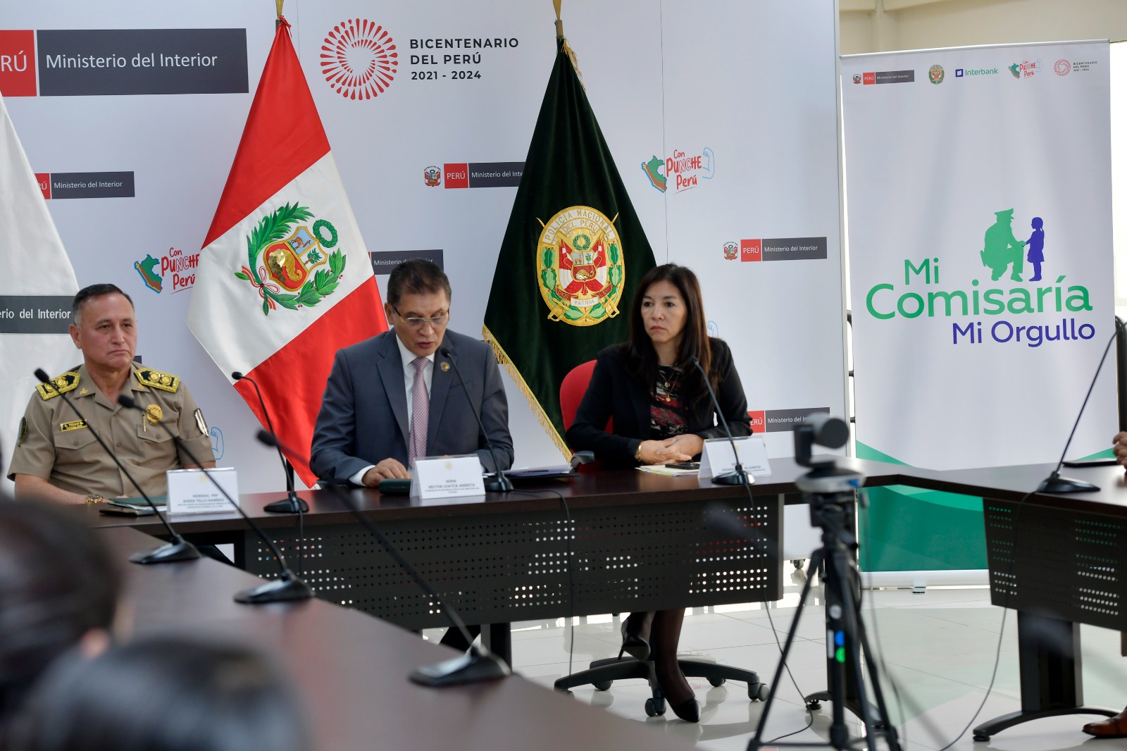 El Ministerio del Interior (Mininter) presentó la séptima edición del concurso nacional “Mi comisaría, mi orgullo”, con el objetivo de premiar las iniciativas que promueven la atención de calidad y la cultura de acercamiento al ciudadano en todas las comisarías del país.
Este año el concurso está orientado a reconocer las acciones innovadoras y las buenas prácticas que las comisarías implementen para optimizar sus múltiples servicios y mejorar la atención policial al público, así como las que fomenten la prevención de la violencia contra la mujer e integrantes del grupo familiar.
Durante la ceremonia de lanzamiento de la nueva edición del concurso, el viceministro de Seguridad Pública, Héctor Loayza, agradeció a Interbank por promover este tipo de iniciativas y comprometerse con la labor policial desde el año 2017. En esa línea, destacó el importante rol que cumplen las comisarías en el ámbito nacional, como primer puente de contacto entre la ciudadanía y la Policía Nacional del Perú (PNP)
“Mi saludo a todos los efectivos y a cada uno de los comisarios del Perú que cumplen una labor fundamental en estas unidades policiales y que representan muchas veces la esperanza moral, emocional y hasta de vida para la población”, manifestó el viceministro tras indicar que el concurso representa también un incentivo para seguir haciendo frente a la delincuencia en todas sus formas.
Cabe precisar que el certamen evaluará el enfoque en la ciudadanía, la sostenibilidad de la propuesta presentada, la innovación, la eficiencia en el uso de sus recursos económicos, financieros y humanos y demostrar legalidad respecto a las normas vigentes.
Podrán participar del concurso todas las comisarías que inscriban sus iniciativas desde hoy 15 de agosto hasta el próximo 31 de octubre del 2023, a través de la página web del concurso: https://micomisariamiorgullo.pe/. Las dependencias policiales que logren los tres primeros puestos, en sus respectivas categorías, se harán acreedoras de resoluciones de felicitación, además de drones, modernas computadoras y equipamiento informático de última generación.
Esta actividad, que desde el año 2017 se desarrolla con el apoyo del sector privado para promover iniciativas de calidad al servicio del ciudadano permitirá que más de 1300 comisarías básicas y especializadas del país presenten sus propuestas ante un jurado calificador.
En la presentación del concurso también estuvieron presentes el general PNP Roger Tello, representante del Comando de Asesoramiento General de la PNP; la directora general de Información para la Seguridad del Mininter, Susana Miraval; el director de Canales de Atención y Denuncias, Francisco Ríos, entre otros funcionarios del sector Interior.