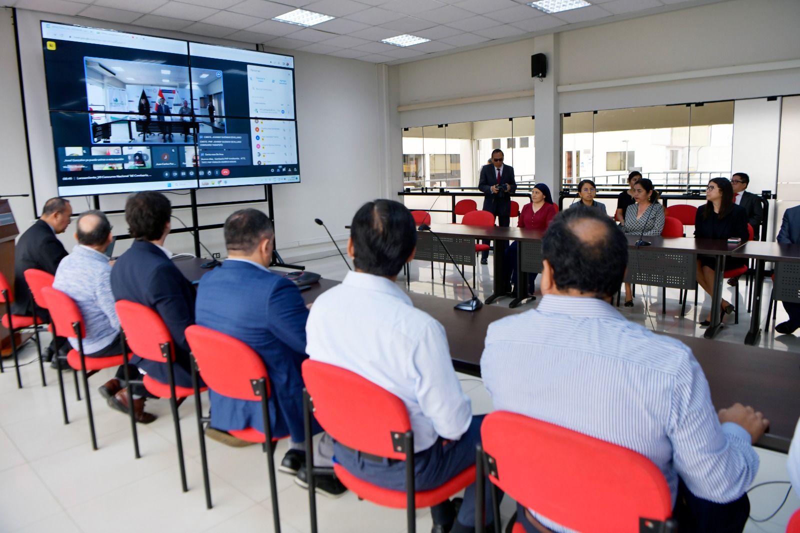 El Ministerio del Interior (Mininter) presentó la séptima edición del concurso nacional “Mi comisaría, mi orgullo”, con el objetivo de premiar las iniciativas que promueven la atención de calidad y la cultura de acercamiento al ciudadano en todas las comisarías del país.
Este año el concurso está orientado a reconocer las acciones innovadoras y las buenas prácticas que las comisarías implementen para optimizar sus múltiples servicios y mejorar la atención policial al público, así como las que fomenten la prevención de la violencia contra la mujer e integrantes del grupo familiar.
Durante la ceremonia de lanzamiento de la nueva edición del concurso, el viceministro de Seguridad Pública, Héctor Loayza, agradeció a Interbank por promover este tipo de iniciativas y comprometerse con la labor policial desde el año 2017. En esa línea, destacó el importante rol que cumplen las comisarías en el ámbito nacional, como primer puente de contacto entre la ciudadanía y la Policía Nacional del Perú (PNP)
“Mi saludo a todos los efectivos y a cada uno de los comisarios del Perú que cumplen una labor fundamental en estas unidades policiales y que representan muchas veces la esperanza moral, emocional y hasta de vida para la población”, manifestó el viceministro tras indicar que el concurso representa también un incentivo para seguir haciendo frente a la delincuencia en todas sus formas.
Cabe precisar que el certamen evaluará el enfoque en la ciudadanía, la sostenibilidad de la propuesta presentada, la innovación, la eficiencia en el uso de sus recursos económicos, financieros y humanos y demostrar legalidad respecto a las normas vigentes.
Podrán participar del concurso todas las comisarías que inscriban sus iniciativas desde hoy 15 de agosto hasta el próximo 31 de octubre del 2023, a través de la página web del concurso: https://micomisariamiorgullo.pe/. Las dependencias policiales que logren los tres primeros puestos, en sus respectivas categorías, se harán acreedoras de resoluciones de felicitación, además de drones, modernas computadoras y equipamiento informático de última generación.
Esta actividad, que desde el año 2017 se desarrolla con el apoyo del sector privado para promover iniciativas de calidad al servicio del ciudadano permitirá que más de 1300 comisarías básicas y especializadas del país presenten sus propuestas ante un jurado calificador.
En la presentación del concurso también estuvieron presentes el general PNP Roger Tello, representante del Comando de Asesoramiento General de la PNP; la directora general de Información para la Seguridad del Mininter, Susana Miraval; el director de Canales de Atención y Denuncias, Francisco Ríos, entre otros funcionarios del sector Interior.