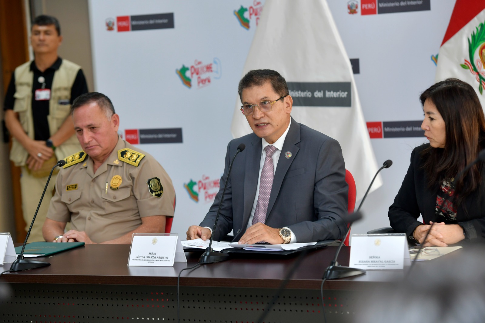 El Ministerio del Interior (Mininter) presentó la séptima edición del concurso nacional “Mi comisaría, mi orgullo”, con el objetivo de premiar las iniciativas que promueven la atención de calidad y la cultura de acercamiento al ciudadano en todas las comisarías del país.
Este año el concurso está orientado a reconocer las acciones innovadoras y las buenas prácticas que las comisarías implementen para optimizar sus múltiples servicios y mejorar la atención policial al público, así como las que fomenten la prevención de la violencia contra la mujer e integrantes del grupo familiar.
Durante la ceremonia de lanzamiento de la nueva edición del concurso, el viceministro de Seguridad Pública, Héctor Loayza, agradeció a Interbank por promover este tipo de iniciativas y comprometerse con la labor policial desde el año 2017. En esa línea, destacó el importante rol que cumplen las comisarías en el ámbito nacional, como primer puente de contacto entre la ciudadanía y la Policía Nacional del Perú (PNP)
“Mi saludo a todos los efectivos y a cada uno de los comisarios del Perú que cumplen una labor fundamental en estas unidades policiales y que representan muchas veces la esperanza moral, emocional y hasta de vida para la población”, manifestó el viceministro tras indicar que el concurso representa también un incentivo para seguir haciendo frente a la delincuencia en todas sus formas.
Cabe precisar que el certamen evaluará el enfoque en la ciudadanía, la sostenibilidad de la propuesta presentada, la innovación, la eficiencia en el uso de sus recursos económicos, financieros y humanos y demostrar legalidad respecto a las normas vigentes.
Podrán participar del concurso todas las comisarías que inscriban sus iniciativas desde hoy 15 de agosto hasta el próximo 31 de octubre del 2023, a través de la página web del concurso: https://micomisariamiorgullo.pe/. Las dependencias policiales que logren los tres primeros puestos, en sus respectivas categorías, se harán acreedoras de resoluciones de felicitación, además de drones, modernas computadoras y equipamiento informático de última generación.
Esta actividad, que desde el año 2017 se desarrolla con el apoyo del sector privado para promover iniciativas de calidad al servicio del ciudadano permitirá que más de 1300 comisarías básicas y especializadas del país presenten sus propuestas ante un jurado calificador.
En la presentación del concurso también estuvieron presentes el general PNP Roger Tello, representante del Comando de Asesoramiento General de la PNP; la directora general de Información para la Seguridad del Mininter, Susana Miraval; el director de Canales de Atención y Denuncias, Francisco Ríos, entre otros funcionarios del sector Interior.