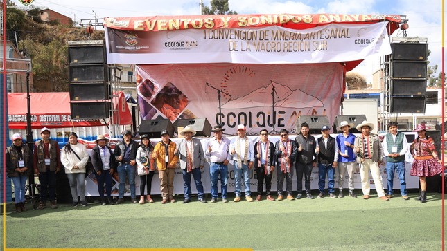 Una nueva página en la historia de la minería artesanal se escribió durante la I Convención de Minería Artesanal "Ccolquemin 2023", un evento trascendental que tuvo lugar en nuestra querida localidad de Colquemarca. Esta convención, organizada por la Municipalidad Distrital de Colquemarca bajo la dirección del alcalde Prof. Santos Oviedo Ataucuri, en estrecha colaboración con la Asociación de Mineros Artesanales de Colquemarca, dejó huella al reunir a expertos, líderes y protagonistas del sector.
El segundo día contó con la participación activa de distinguidos docentes e investigadores de la Universidad Nacional de San Agustín (UNSA) y de la Universidad de Mines de Colorado, EE.UU. Esta notable delegación trajo consigo a una veintena de estudiantes que emprendieron un estudio enriquecedor al aplicar encuestas a nuestros valerosos mineros artesanales. Este estudio promete arrojar luz sobre los desafíos y aspiraciones de la minería artesanal en nuestra región.
La jornada también contó con la inspiradora presentación del Ing. Felipe Ortiz Llamccaya, Gerente De Operaciones de la Asociación de Mineros Artesanales "Pepas de Oro de Pampamarca". Su exposición detallada de las experiencias exitosas de su asociación destacó la importancia de la cooperación, sostenibilidad y la responsabilidad en la minería artesanal. Estas lecciones valiosas resonaron profundamente entre los presentes y dejaron una impresión duradera.
El momento culminante de la convención llegó cuando se presentó una propuesta de modificatoria de la ley de minería artesanal. Esta propuesta fue resultado de un proceso colaborativo y consultivo con los propios mineros artesanales de Colquemarca. A través de debates y análisis constructivos, esta propuesta fue perfeccionada para reflejar de manera precisa las realidades y expectativas de los mineros artesanales. Esta propuesta será presentada en el Congreso para de esta forma reformar esta ley desde los mineros para los mineros. Este hito en la convención resalta la voluntad de construir soluciones efectivas y justas que impulsen el desarrollo sostenible de la minería artesanal.
El cierre de la convención fue celebrado con un acto de clausura presidido por el alcalde Prof. Santos Oviedo Ataucuri. Durante este emotivo momento, el alcalde expresó su agradecimiento a los auspiciadores cuyo apoyo vital hizo posible el éxito del evento. Esta I Convención de Minería Artesanal "Ccolquemin 2023" es un testimonio del poder de la colaboración y el compromiso, y deja un legado duradero en nuestra comunidad y en el sector de la minería artesanal en general.
¡Colquemarca, un nuevo comienzo con oportunidades para todos!
Prof. Santos Oviedo Ataucuri - Alcalde
Gestión 2023 – 2026
