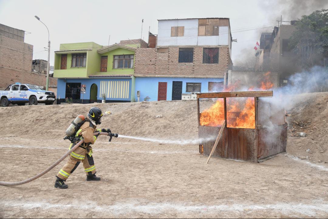 Se contó con la participación de los bomberos de la compañía Garibaldi N°6 de Chorrillos 