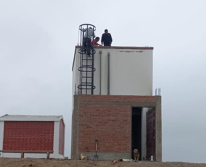 REALIZAN LIMPIEZA Y DESINFECCIÓN DEL TANQUE DE AGUA DEL CENTRO POBLADO CENTINELA